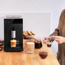 Cafetera superautomática compacta con tecnología Plug&Play